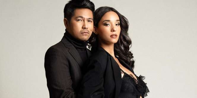 Ini Gaya Maternity Shoot Istri Erick Iskandar dengan Baju Wana Hitam, Elegan dengan Pamer Baby Bumb