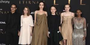 Angelina Jolie Dandani Kedua Putrinya dengan Gaun Bekas Premier Eternals, Keren Banget!