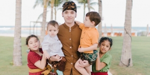 Resmi Bercerai, Ini Potret Stefan William Bersama dengan Keempat Anaknya - Telaten Banget Momong