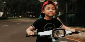 Potret Kece Arsya Hermansyah saat Naik Vespa, Udah Cocok Jadi Ketua Geng Motor?
