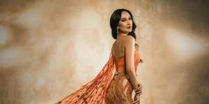 6 Gaya Pemotretan Bella Aprillia dengan Gaun Orange yang Menerawang, Pesonanya Nampol Abis!