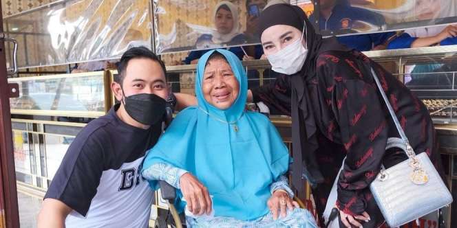 Viral Ibu-Ibu Ditelantarkan Anaknya di Panti Jompo, Juragan 99 Langsung Jenguk dan Ajak Belanja