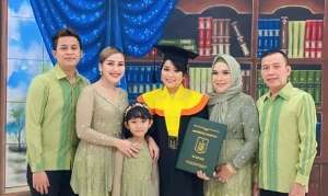 6 Potret Ayu Ting Ting Hadiri Wisuda Sang Adik, Kebaya Hijau Kembaran dengan Ayah Rozak