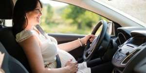 Mengemudi Saat Hamil Bisa Sebabkan Keguguran, Ini Tips Amannya Moms!