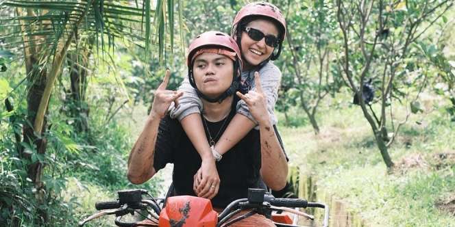 Potret Awkarin Bareng Pacar Main ATV di Tempat Berlumpur, Kompak dan Seru Banget!