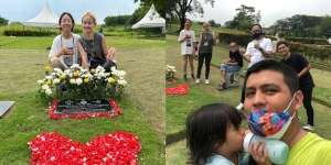 Akui Rindu, Ini 8 Momen Joanna Alexandra dan Keluarga Kunjungi Makam Raditya Oloan