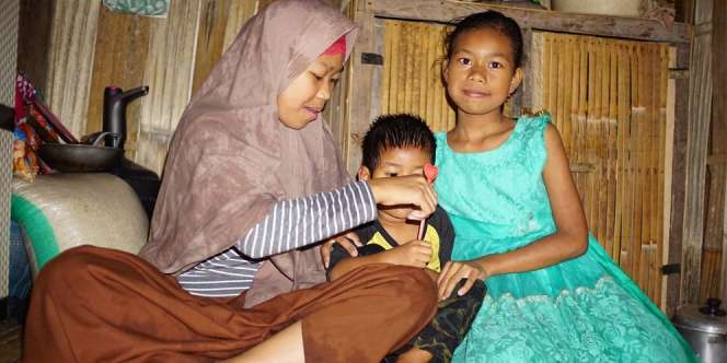 Tak Ada Ayah Ibu, 3 Anak Ini Berjuang Bertahan Hidup Jualan Sapu Lidi