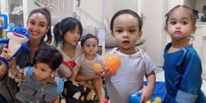 Potret Baby Gala Main Bareng Anak-Anak Monica Soraya, Crazy Rich yang Adopsi Belasan Bayi!
