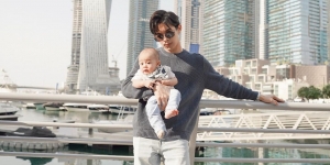 5 Potret Rey Mbayang Gendong Baby Shaka Sambil Jalan-Jalan di Dubai, Papa Muda Idaman Nih!