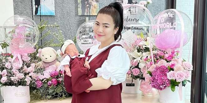 Baru Berusia 11 Hari, Baby Bible Anak Felicya Angelista Beri Ekspresi Muka Usil yang Kocak!