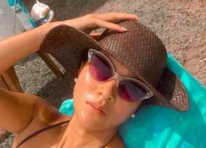 6 Potret Marcella Zalianty Main Basah Basahan di Pantai, Pamer Kulit Mulus Eksotis