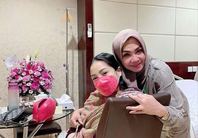 Nenek Siaga, Intip 7 Momen Kompak Rieta Amalia dan Amy Qanita Temani Nagita Slavina Jelang Lahiran