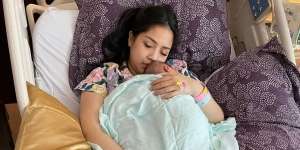 7 Potret Nagita Slavina Tidur Sambil Peluk Baby R, Sweet banget! 