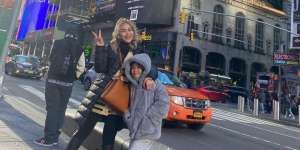 10 Potret Keseruan Ayu Ting Ting dan Bilqis Jalan-Jalan ke New York, Gemes Foto Bareng Patung BT21