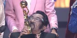 Penuh Haru, Ini Momen Hamdan ATT Menerima Penghargaan Lifetime Achievement di Indonesian Dangdut Awards 2021