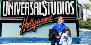 Ini Potret Ayu Ting Ting Jalan-Jalan ke Universal Studio Hollywood, Wajah Sumringahnya Bikin Seneng 