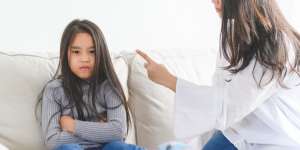 Mengenal Helicopter Parenting dan Cara Menghindarinya