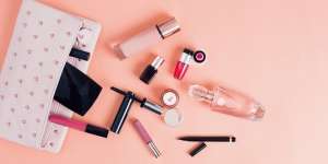 5 Makeup Item yang Wajib Dibawa Selama Bepergian agar Selalu Tampil On-Point