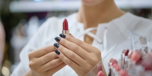 Trik Cerdas Memilih Warna Lipstik yang Cocok untuk Bibir Gelap