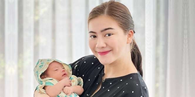 Potret Baby Bible Pakai Baju Santa, Senyum Manis Pamer Lesung Pipi Sambut Hari Natal