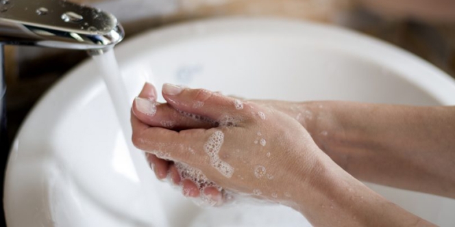 Sebenarnya Aman Gak Sih Cuci Tangan Pakai Sabun Pencuci Piring?