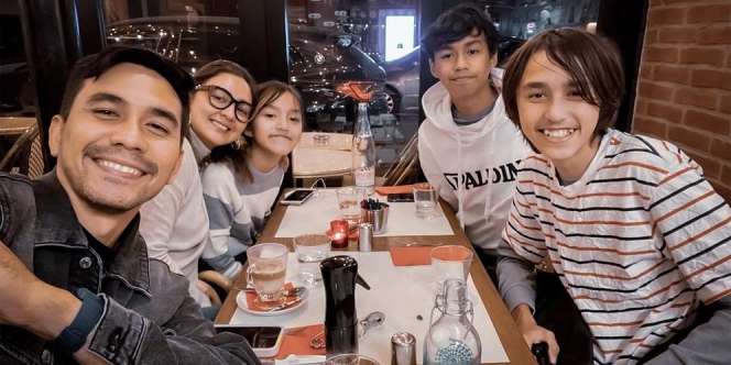 Akhirnya Kumpul Keluarga, Ini Potret Darius Sinathrya Kunjungi Anak Sulungnya yang Sekolah di Paris