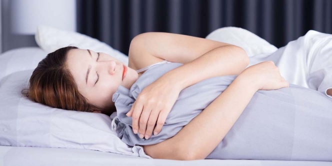 Bukan Cuman Bikin Nyaman, Tidur Pakai Guling Ternyata Punya Banyak Manfaat Kesehatan Lho!