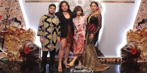 7 Potret Keanu Angelo Hadiri Anniversary Ms Glow Pakai Kain Batik Super Pendek