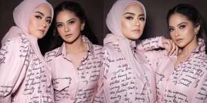 Ini Gaya Pemotretan Tika dan Tiwi T2 dengan Tema Warna Pink, Bakal Come Back Nih?