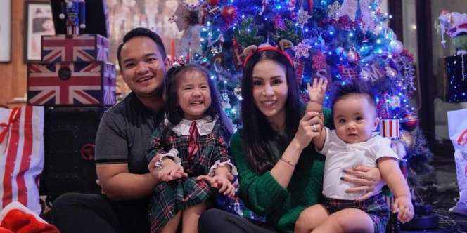 8 Potret Keseruan Momo Geisha Rayakan Natal Bareng Keluarga Kecilnya