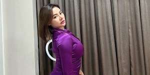 Menarik Perhatian Banget, Berikut Deretan Potret Vitalia Sesha dengan Baju Serba Ungu