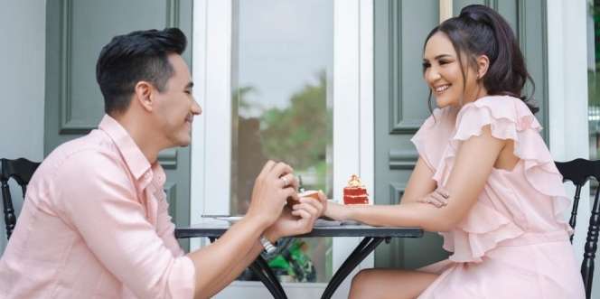 12 Momen Romantis Darius Sinathrya 'Melamar' Donna Agnesia Lagi, Kalimatnya Bikin Haru