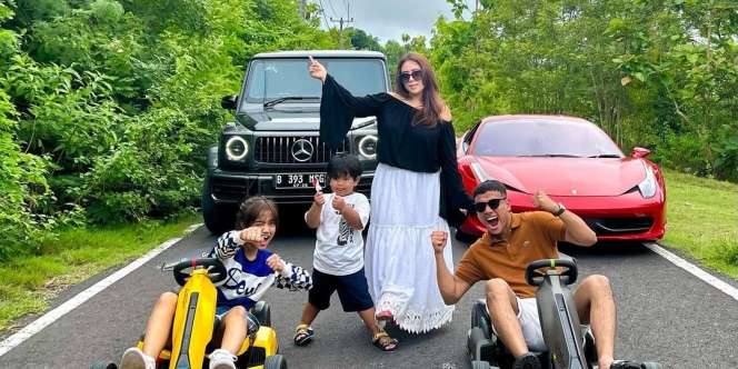 7 Potret Fuji dan Fadly Faisal Main Gokart di Jalanan Sambil Dikawal Mobil Mewah, Seru Banget!