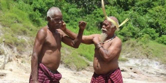 Mengenal Hadok, Tradisi Adu Tinju Tradisional Asal Indonesia Demi Gengsi Antar Desa