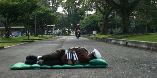 12 Potret Polisi Tidur Paling Nyeleneh, Bikin Pengendara Males Lewat!