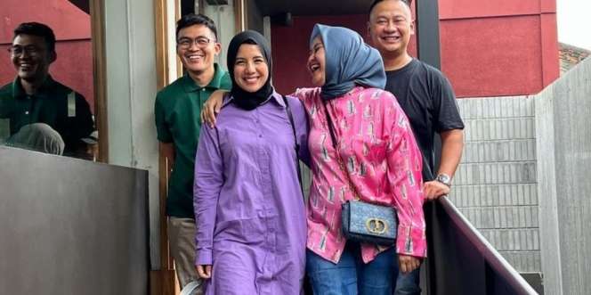 7 Potret Tya Ariestya Belajar Berhijab, Tuai Dukungan dan Pujian Warganet