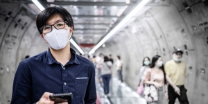 Menurut Penelitian, Cowok Memakai Masker Medis saat Pandemi Lebih Terlihat Menarik di Mata Cewek