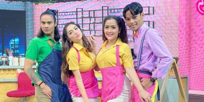 Potret Angel Karamoy dan Vega Darwanti Pakai Baju Pelayan Kafe, Terlihat Awet Muda Bak Remaja