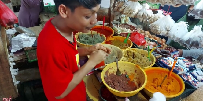 Inspiratif Banget, Pria 19 Tahun yang Jualan Bumbu Jadi di Pasar Ini Bisa Hasilkan Uang Rp60 Juta Sebulan