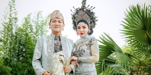 6 Gaya Bella Shofie dan Suami pakai Baju Adat Bali, Berasa Prewedding Lagi