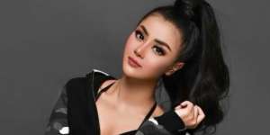 Bikin Heboh Netizen, Tania Ayu Berpose Pakai Baju Terbuka di Tengah Salju