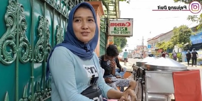 Bermodal Bismillah, Perempuan yang Jualan Kue Apam di Pinggir Jalan Ini Dapat Untung Bersih hingga Rp75 Juta