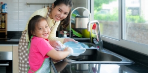 Pentingnya Memberi Tugas Pekerjaan Rumah untuk Anak, Moms Sudah Lakukan?