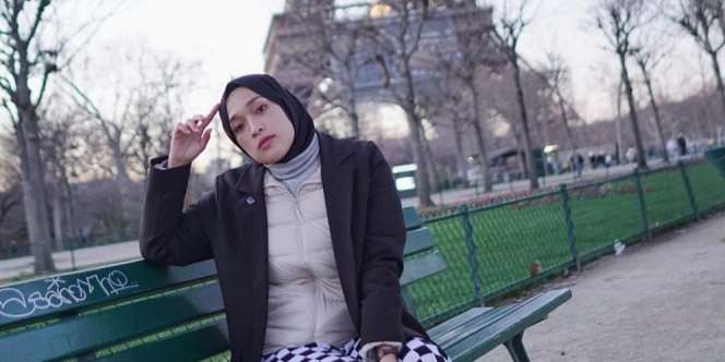 10 Potret Ririe Fairus Liburan ke Paris, Asik Nongkrong di Menara Eiffel
