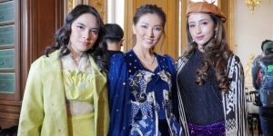 Potret Rombongan Selebritis Indonesia Bangga Kenakan Batik di Pagelaran Fashion Show Paris, Keren Banget!