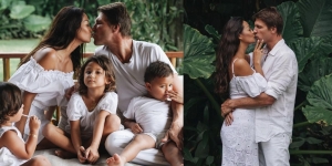 7 Potret Mesra Indah Kalalo Bareng Suami dan Anak, Sempat Dikira Ciuman Sama Tom Cruise Lho!