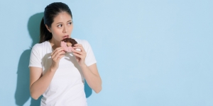 Sering Makan Makanan Manis Bisa Bikin Gigi Berlubang, Benarkah?