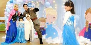 10 Momen Perayaan Uang Tahun Anak ke-2 Nycta Gina Bertema Frozen, Kostum Rizky Kinos Menjiwai Banget!