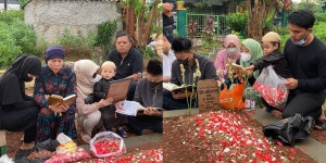 8 Momen Ziarah Keluarga Haji Faisal ke Makam Vanessa Angel dan Bibi Ardiansyah, Gala Sempat Panggil Nama Ibunya