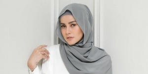 Bak ABG, Potret Fashion Hijab Olla Ramlan di Usia 40-an yang Bisa Dijadikan Referensi Bukber